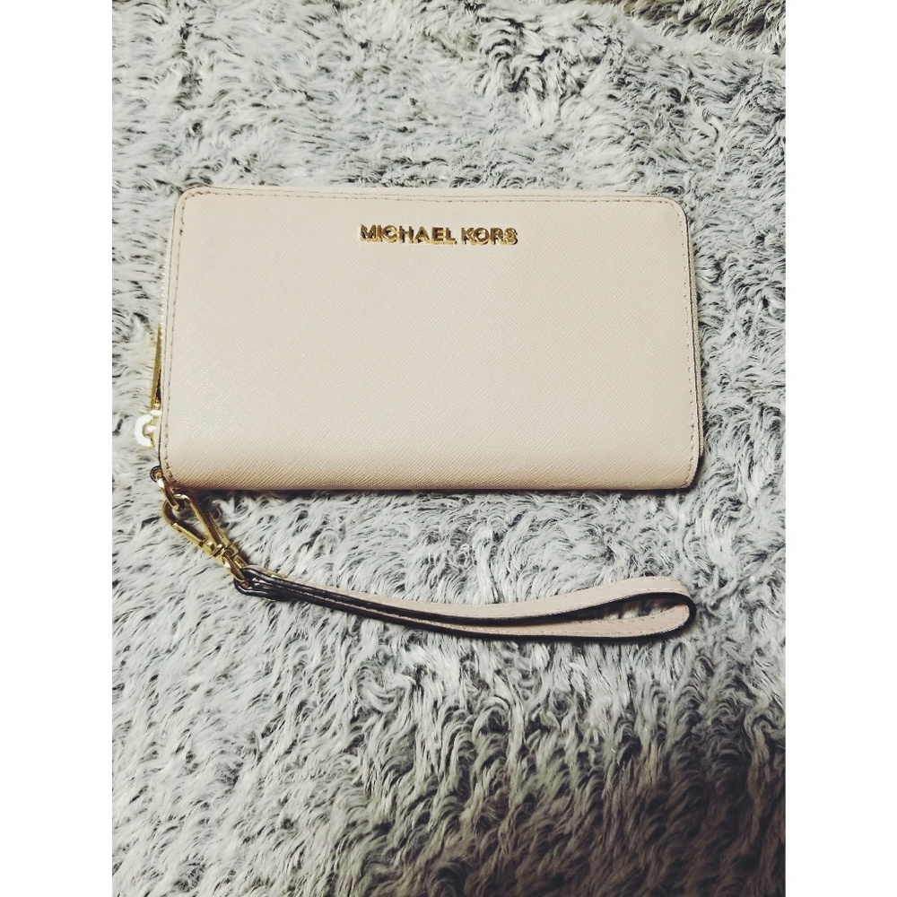 💘Pale pink Michael KORS wallet with strap
